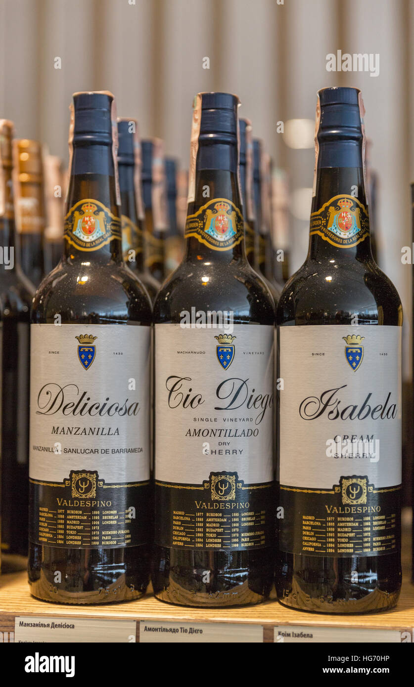 Valdespino Sherry Weine aus Spanien Nahaufnahme auf Shop Regale in Kiew Weinfest organisiert von gutem Wein Unternehmen präsentiert. Stockfoto Valdespino Sherry Weine aus Spanien Nahaufnahme auf Shop Regale in Kiew Weinfest organisiert von gutem Wein Unternehmen präsentiert. Stockfoto