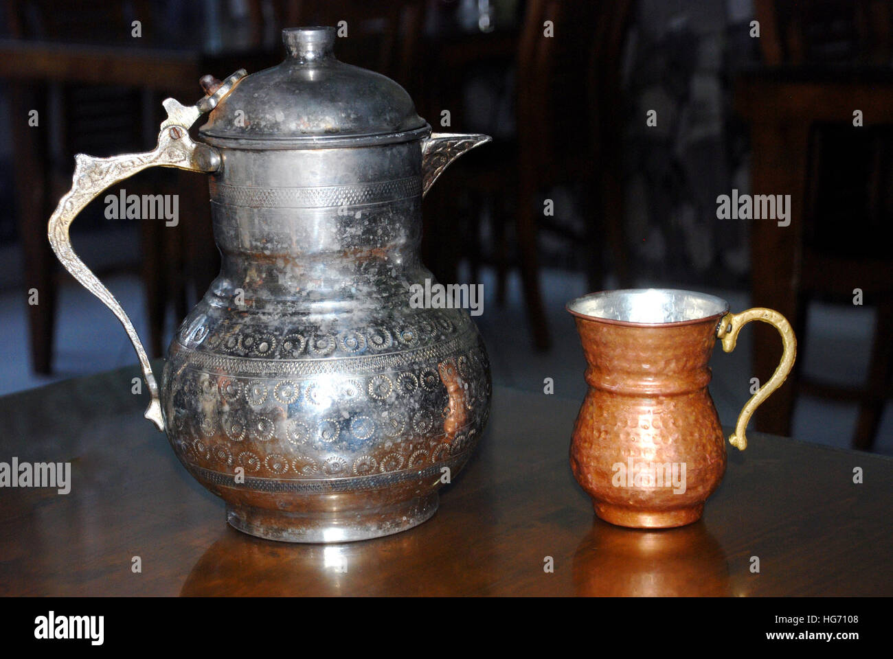 Antik Kupfer Krug und Wasserglas Stockfoto