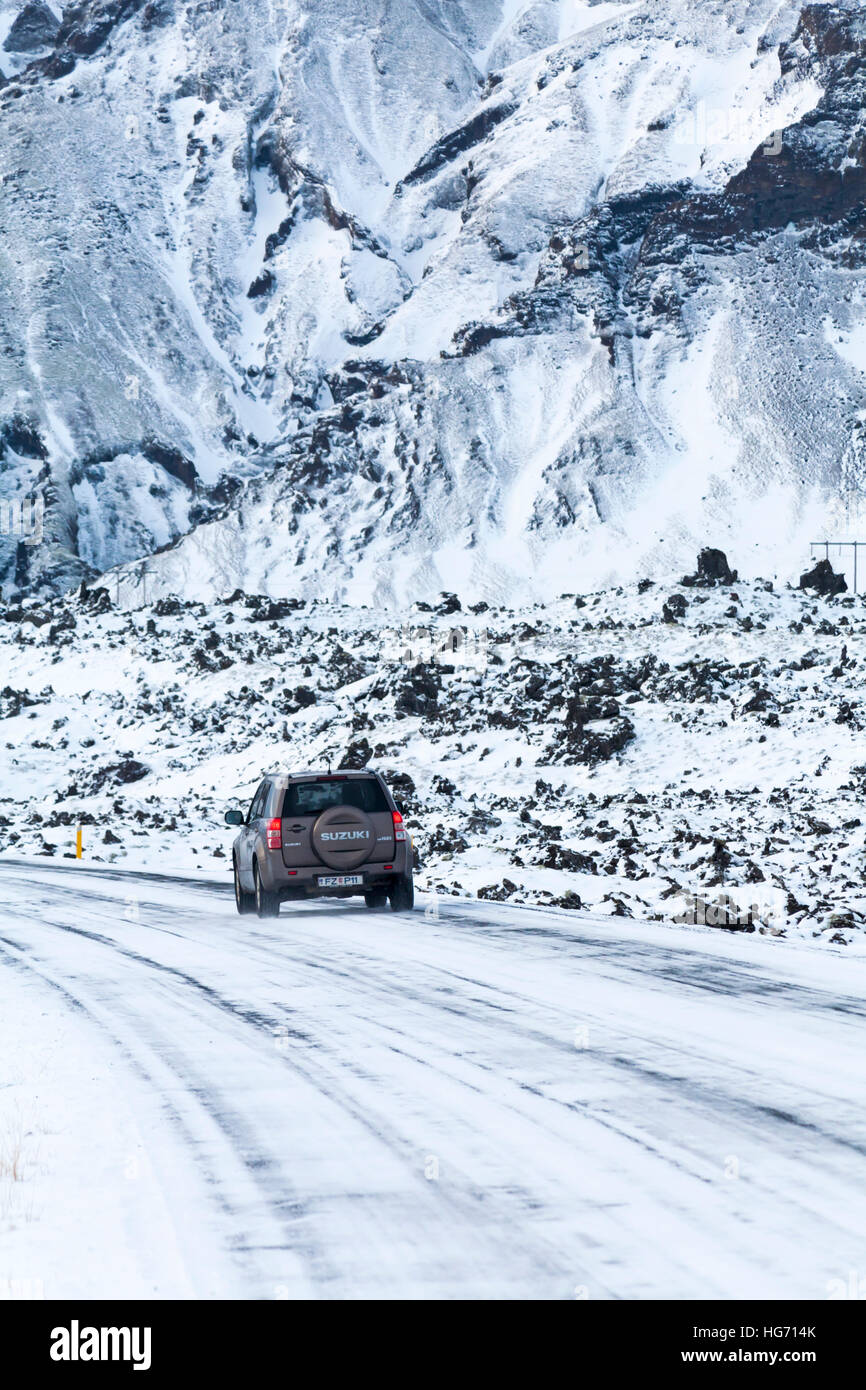 Suzuki Vitara Fahrzeug, das im Februar in Island durch schneebedeckte Berge und Tundra fuhr, sieht aus wie eine Holzkohlenzeichnung Stockfoto