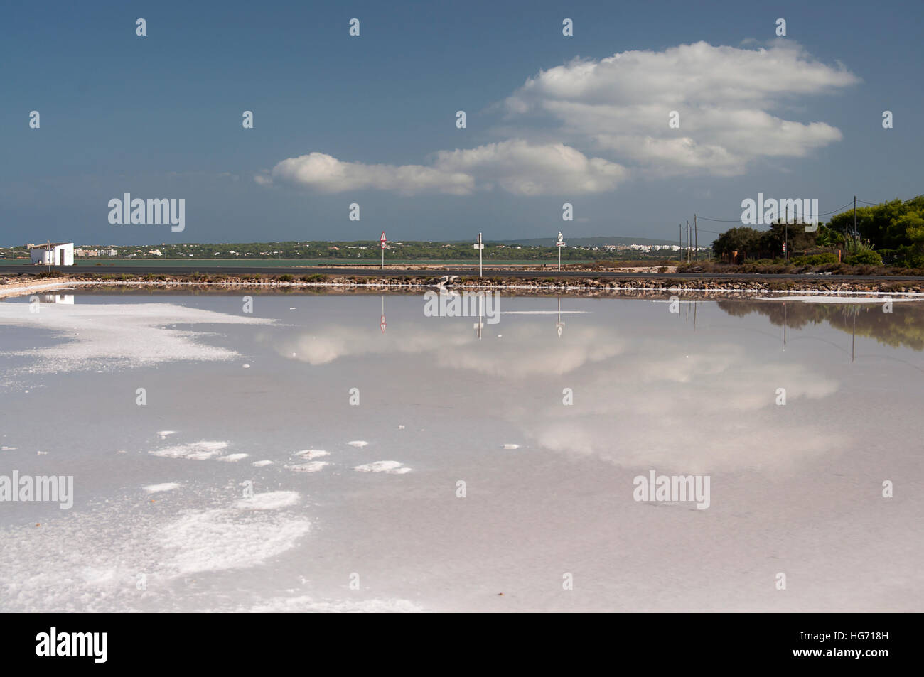 Ansicht der Saline von Formentera mit Spiegelung des Himmels auf dem Wasser Stockfoto