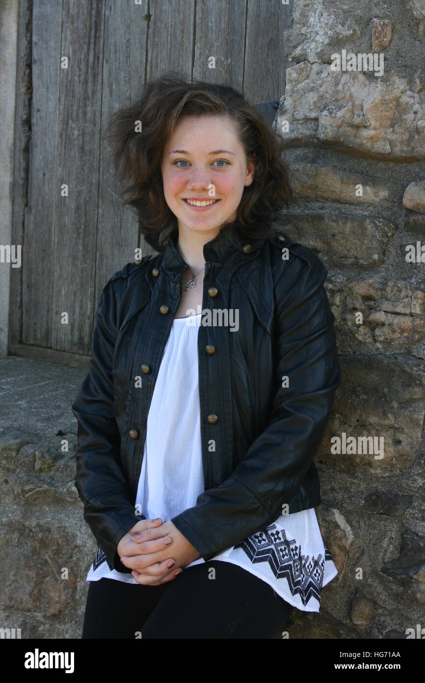 Braunen Haaren Blauen Augen Teenager Madchen Posiert Gegen Stein Und Verwitterte Holz Bau Stockfotografie Alamy