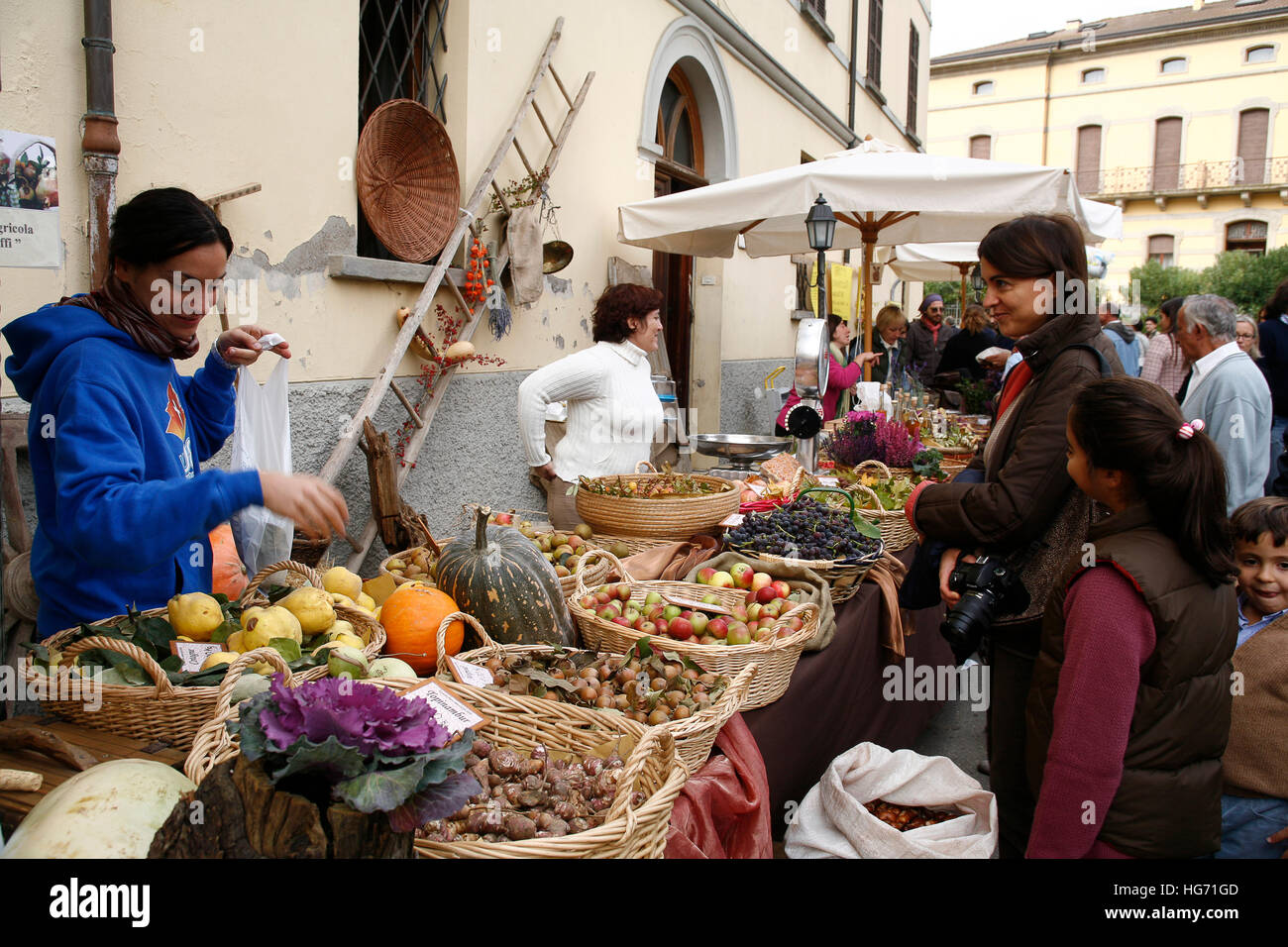 Italien Casola Valsenio "Festa dei Frutti Dimenticati" verschiedenen Herbstfrüchte auf dem Display Stockfoto