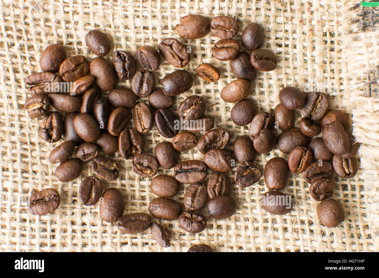 Geröstete Kaffeebohnen auf eine rustikale Tasche Stockfoto