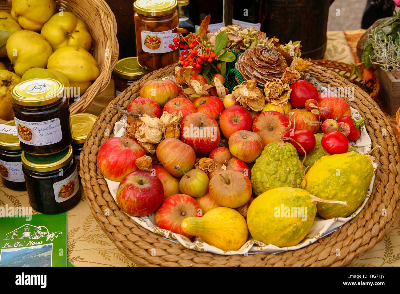 Italien Casola Valsenio "Festa dei Frutti Dimenticati" Obst-Konserven angezeigt auf einem Stall Obst und Confecture Stockfoto