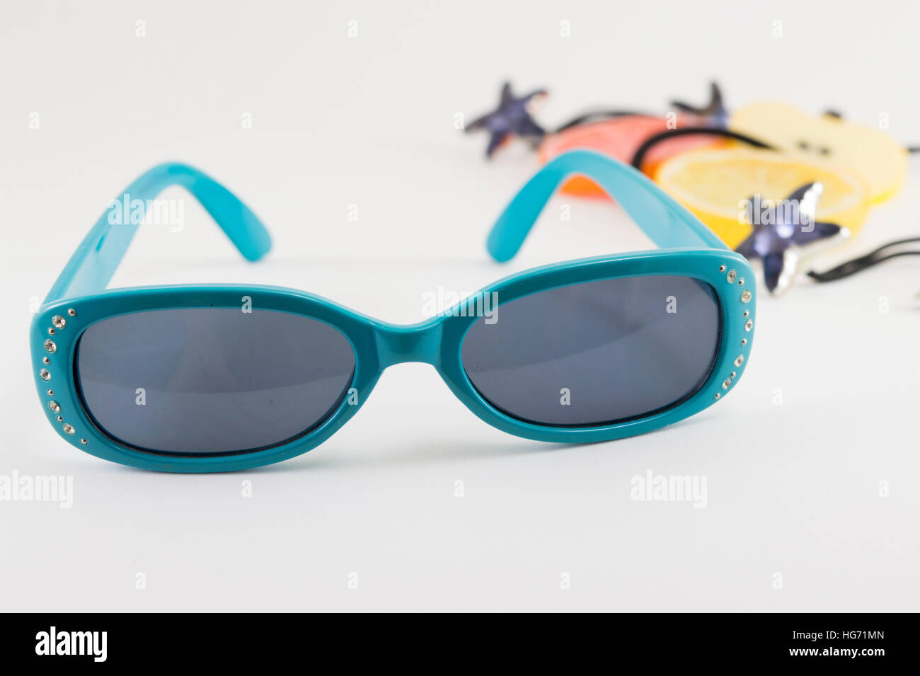Blaue kleine Kinder Sonnenbrillen und Accessoires auf weißem Hintergrund Stockfoto