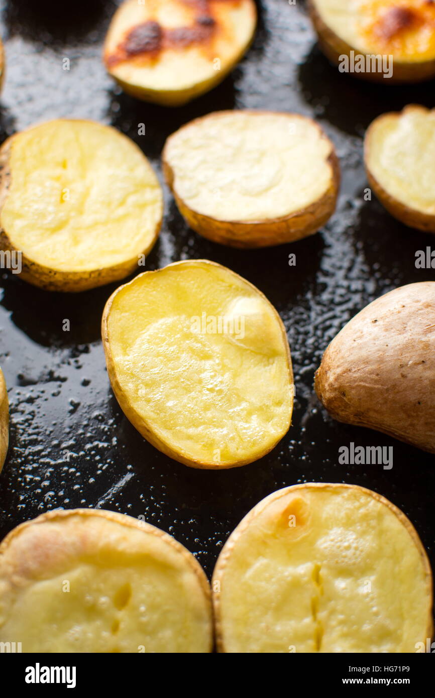 Gebackene Kartoffel auf einem schwarzen Backblech Stockfoto
