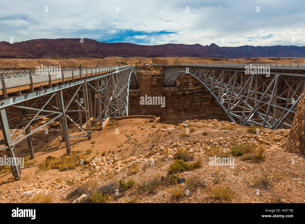 Navajo-Brücke über den Colorado River und Marble Canyon, mit der historischen Brücke (L) und die Modern Bridge® am Rand der Navajo Nation, n. Chr. Stockfoto