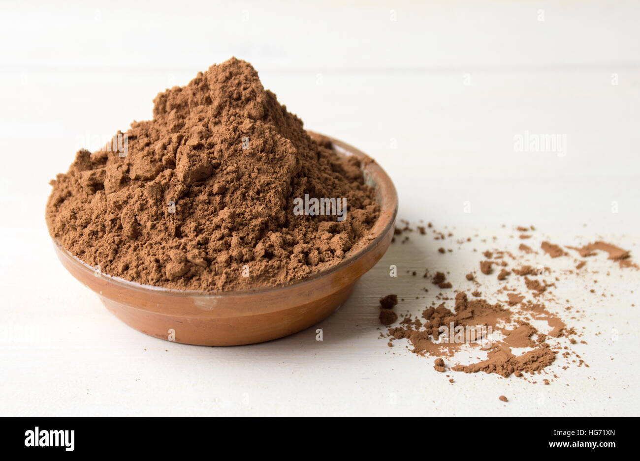 Kakao-Pulver in einer braunen Keramikschüssel Stockfoto