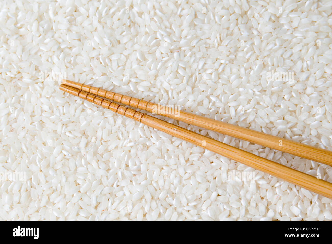 Stäbchen auf weißem Reis Hintergrund Stockfoto