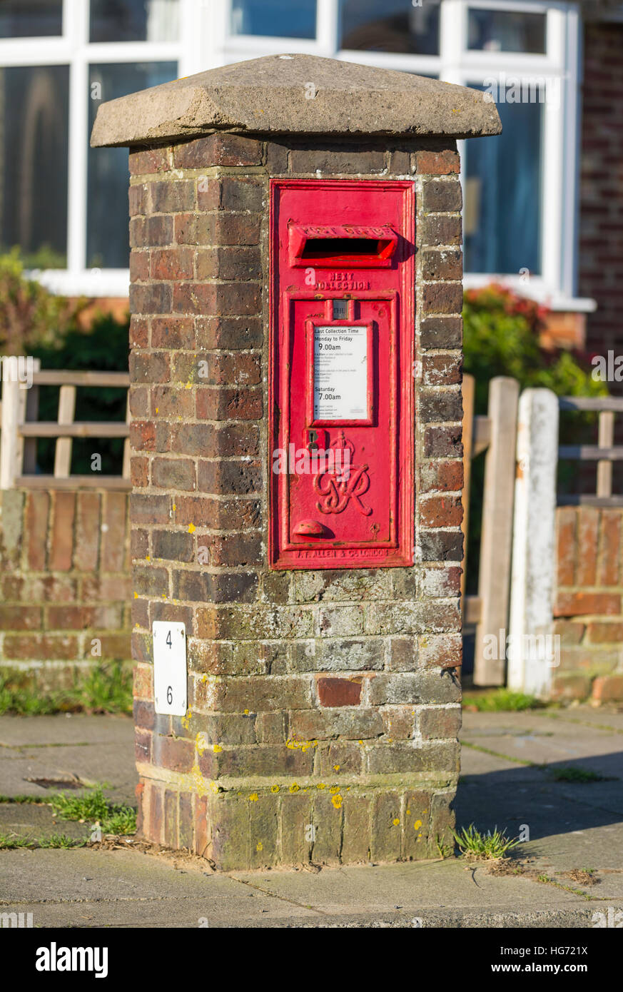 Red Royal Mail an der Wand montierten Briefkasten. Briefkasten. Mailbox. Stockfoto