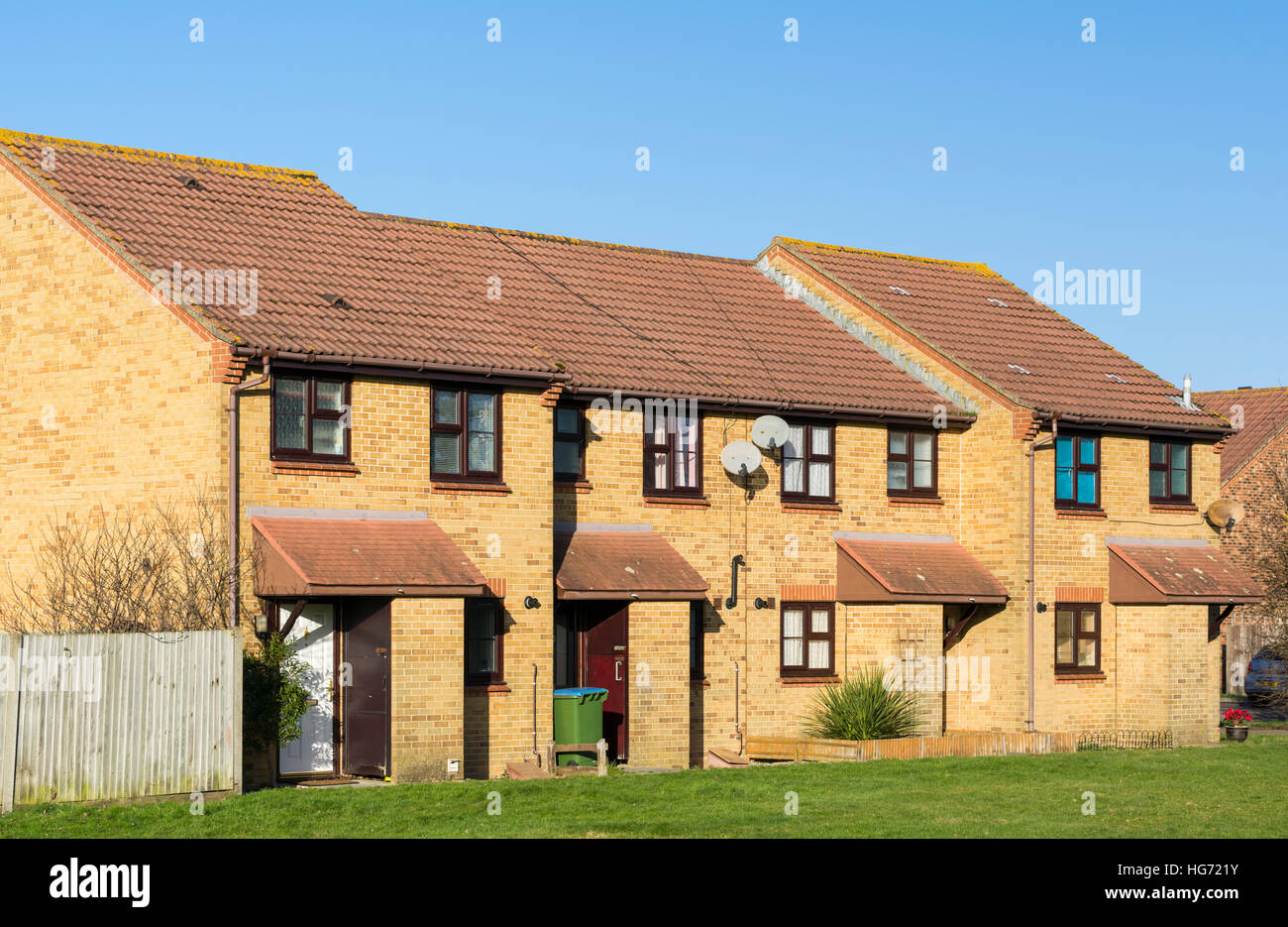 Moderne Reihenhäuser aus rote Backstein befindet sich im Süden von England, UK. Stockfoto