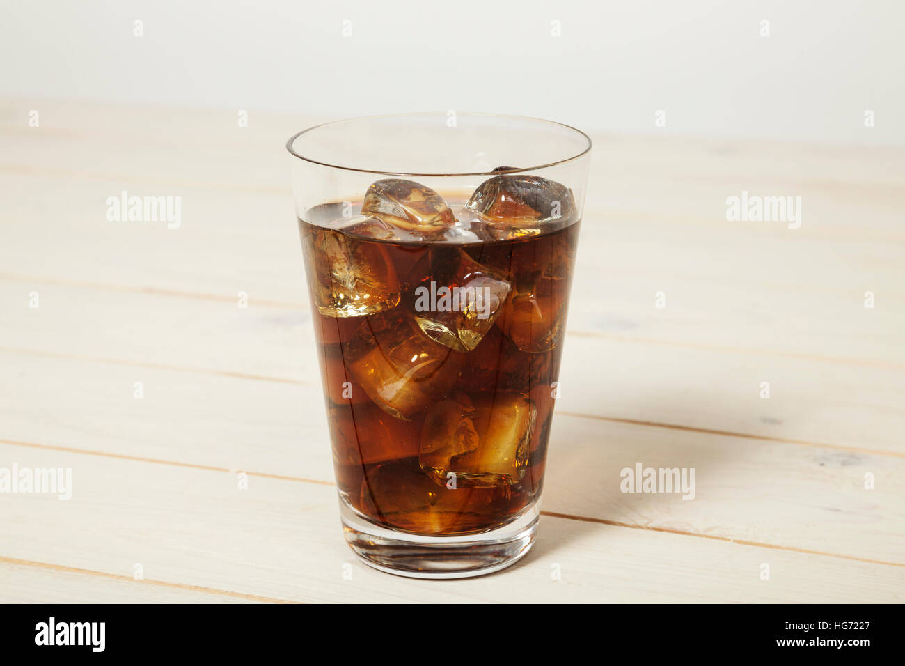 Cola mit Eis Stockfoto