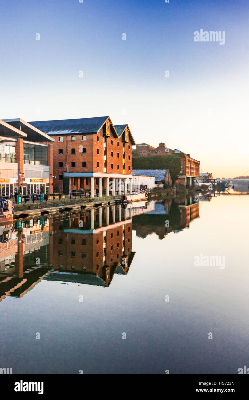 Am Abend Sonnenlicht auf Gloucester Quays Outlet Einkaufszentrum neben dem Gloucester Schärfe Kanal, Gloucester Docks UK Stockfoto