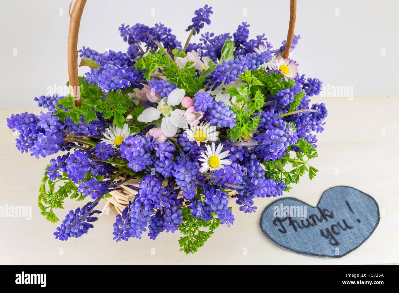 Bluebell Blumen Blumenstrauß in einem Weidenkorb Stockfoto