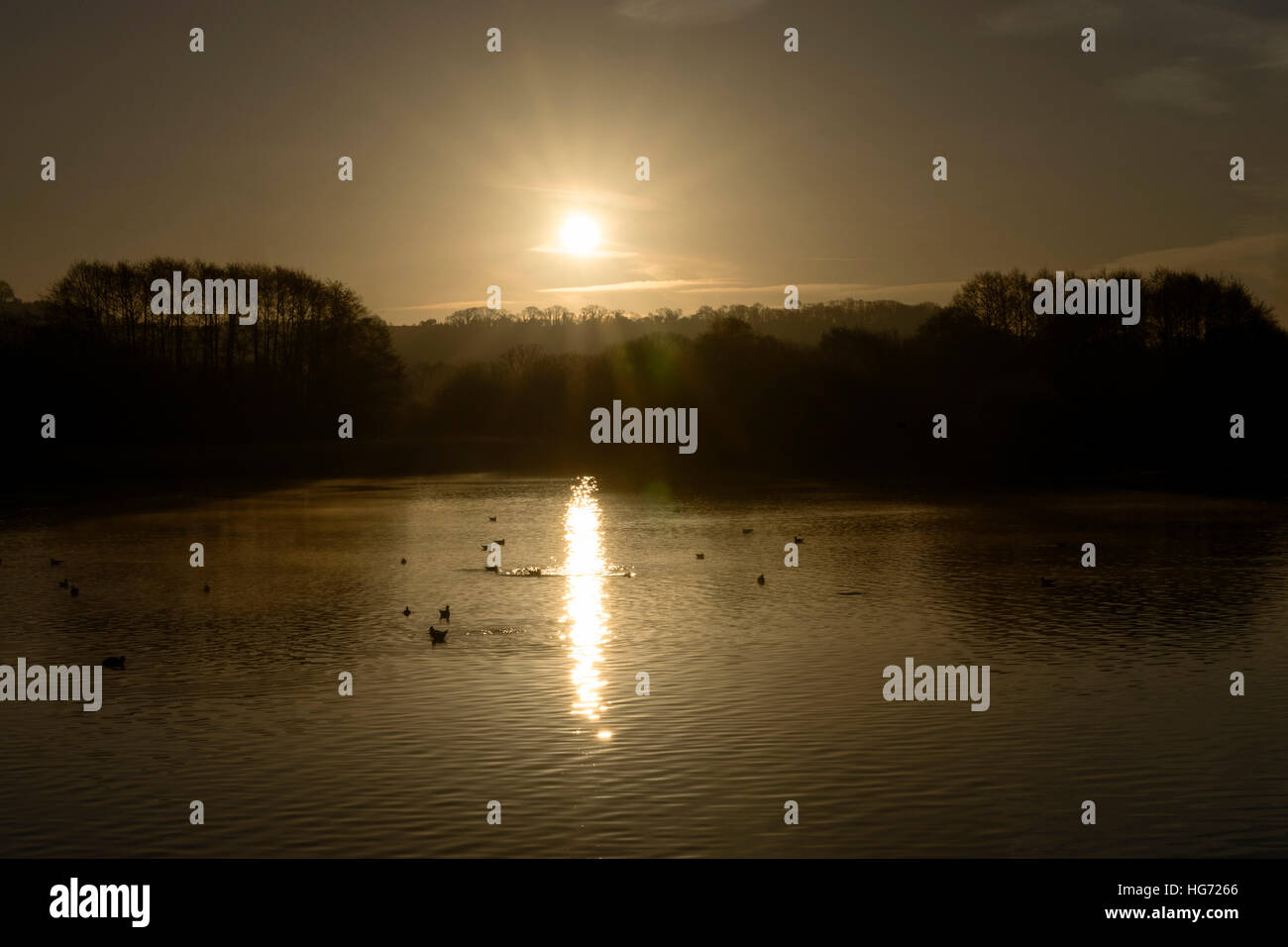 Frostiger Morgen von Chew Valley Lake mit die gerade aufgehende Sonne über die Berge. Stockfoto