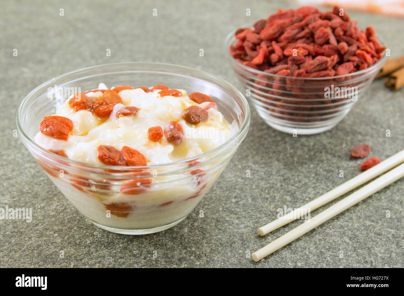 Goji-Beeren und Reis Dessert in einer Glasschale Stockfoto