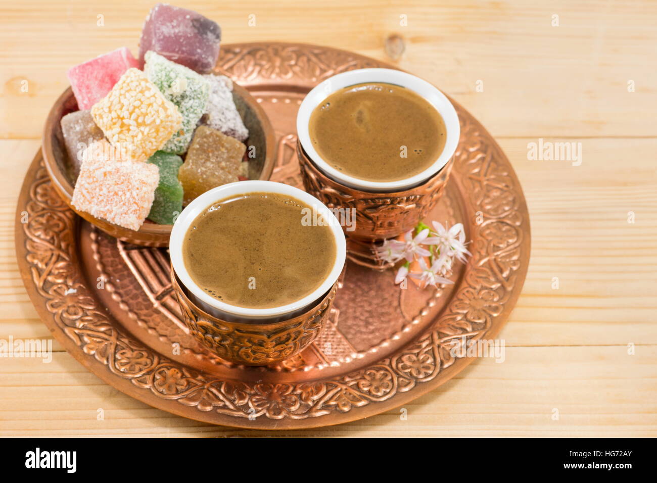 Kaffee und Turkish Delight in Kupfer Küchenutensilien Stockfoto