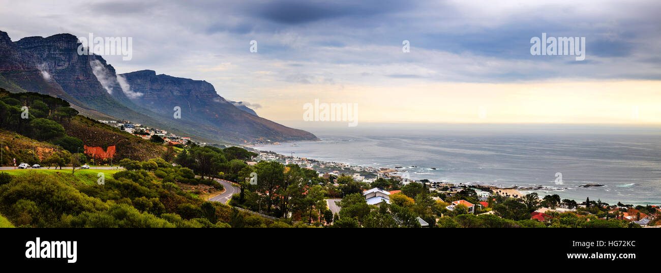 Panoramablick über Camps Bay in Kapstadt, Südafrika Stockfoto