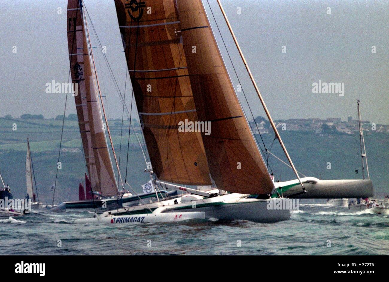 AJAXNETPHOTO. 7. JUNI 1992. PLYMOUTH, ENGLAND. -EUROPA 1 STAR - EINZELNE ÜBERGEBEN TRANSATLANTISCHEN RENNEN - TRIMARAN PRIMAGAZ (LAURENT TREND) (FRA) AM START.   FOTO: JONATHAN EASTLAND/AJAX REF: 920706_6_24A Stockfoto