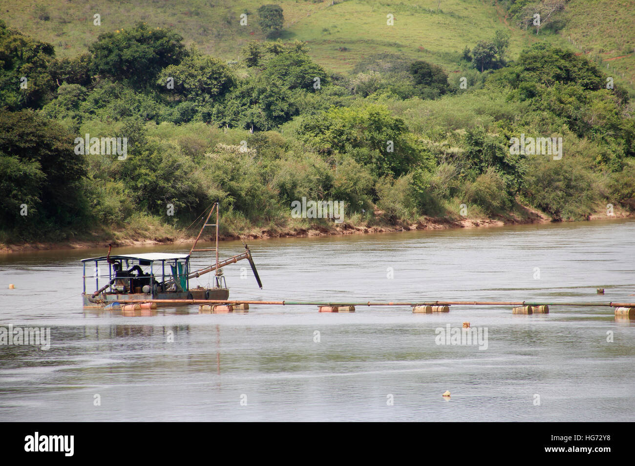 Alten Bagger entfernen von Sand im Fluss Stockfoto