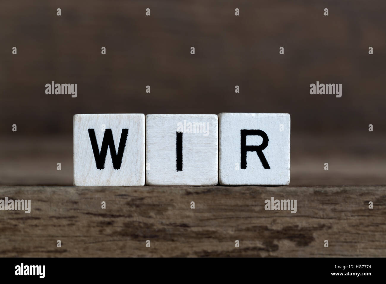 Deutsch Wort wir in Würfel auf hölzernen Hintergrund geschrieben Stockfoto