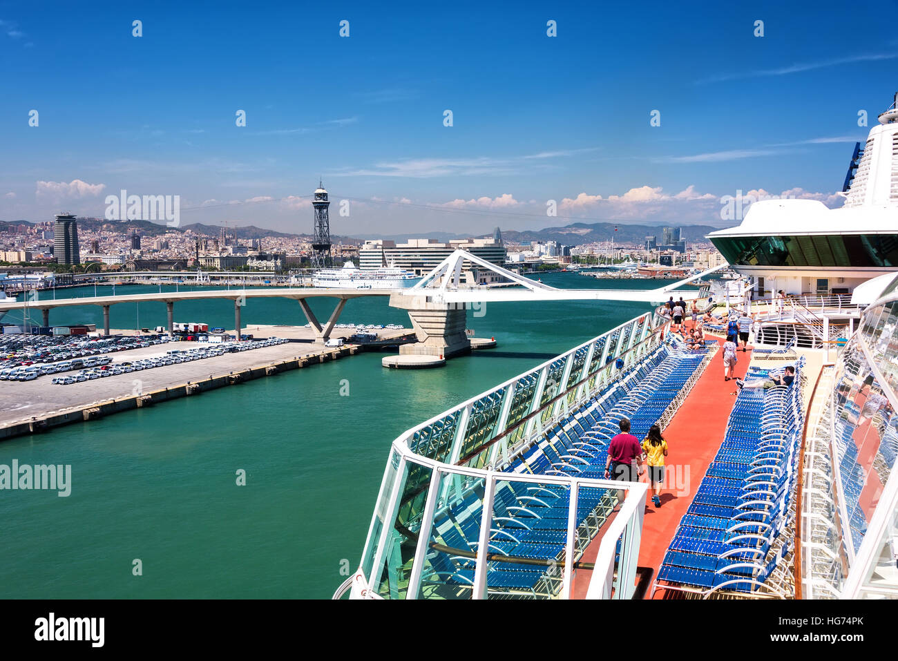 Kreuzfahrt Schiff Passagiere flanieren dem Lido-Deck auf einem Kreuzfahrtschiff im Hafen in Barcelona, Spanien verankert. Stockfoto