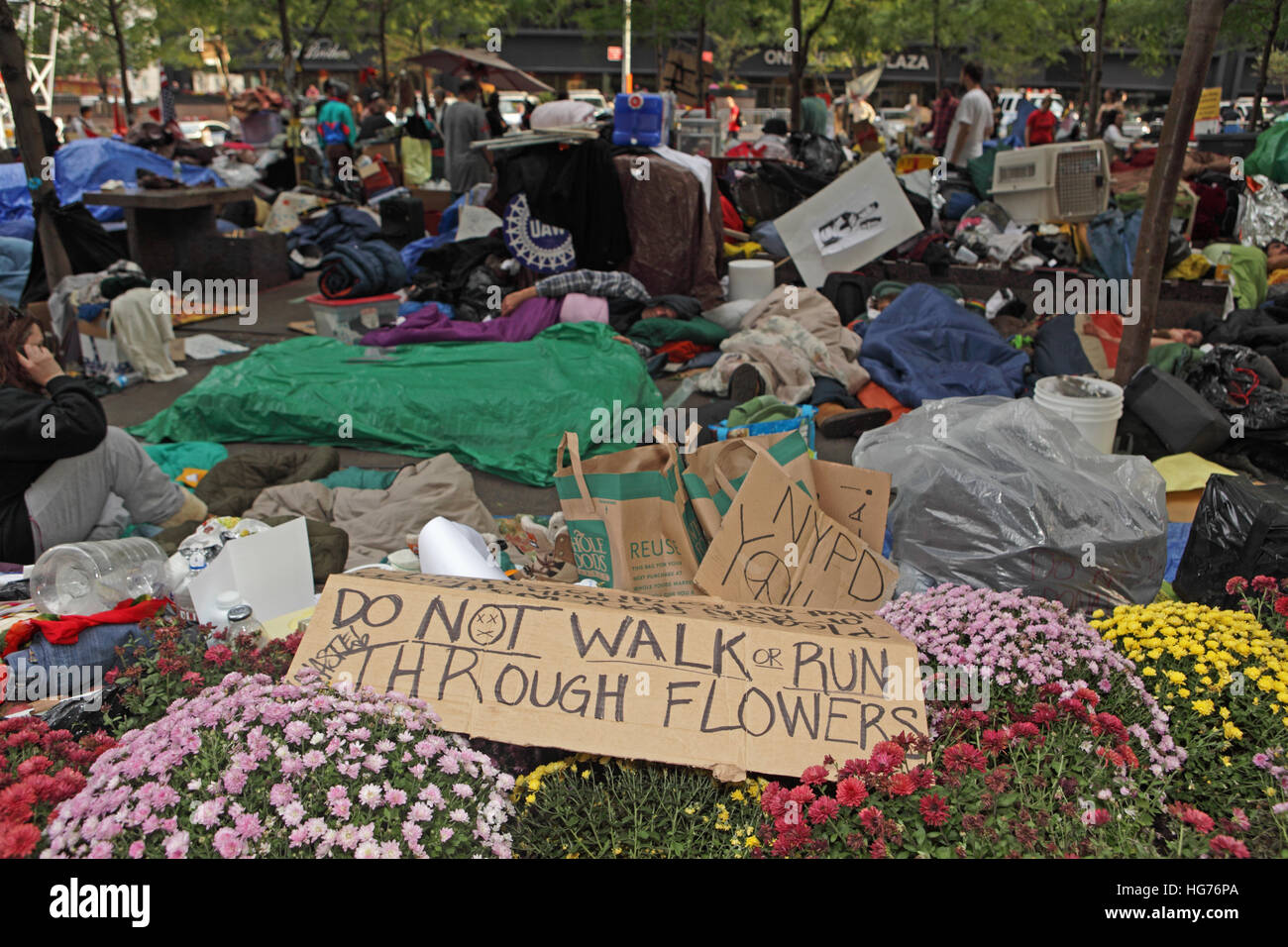 Morgen in der Occupy Wall Street Demonstrant Camp am Zuccotti Park. Ein Schild schützt den Park Blumen. Stockfoto