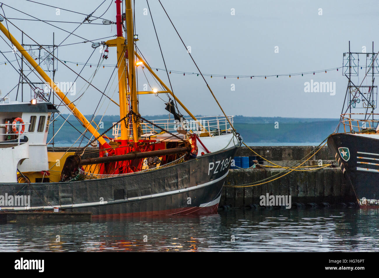 Ein Trawler angedockt in Newlyn Harbour bei Sonnenuntergang. Stockfoto