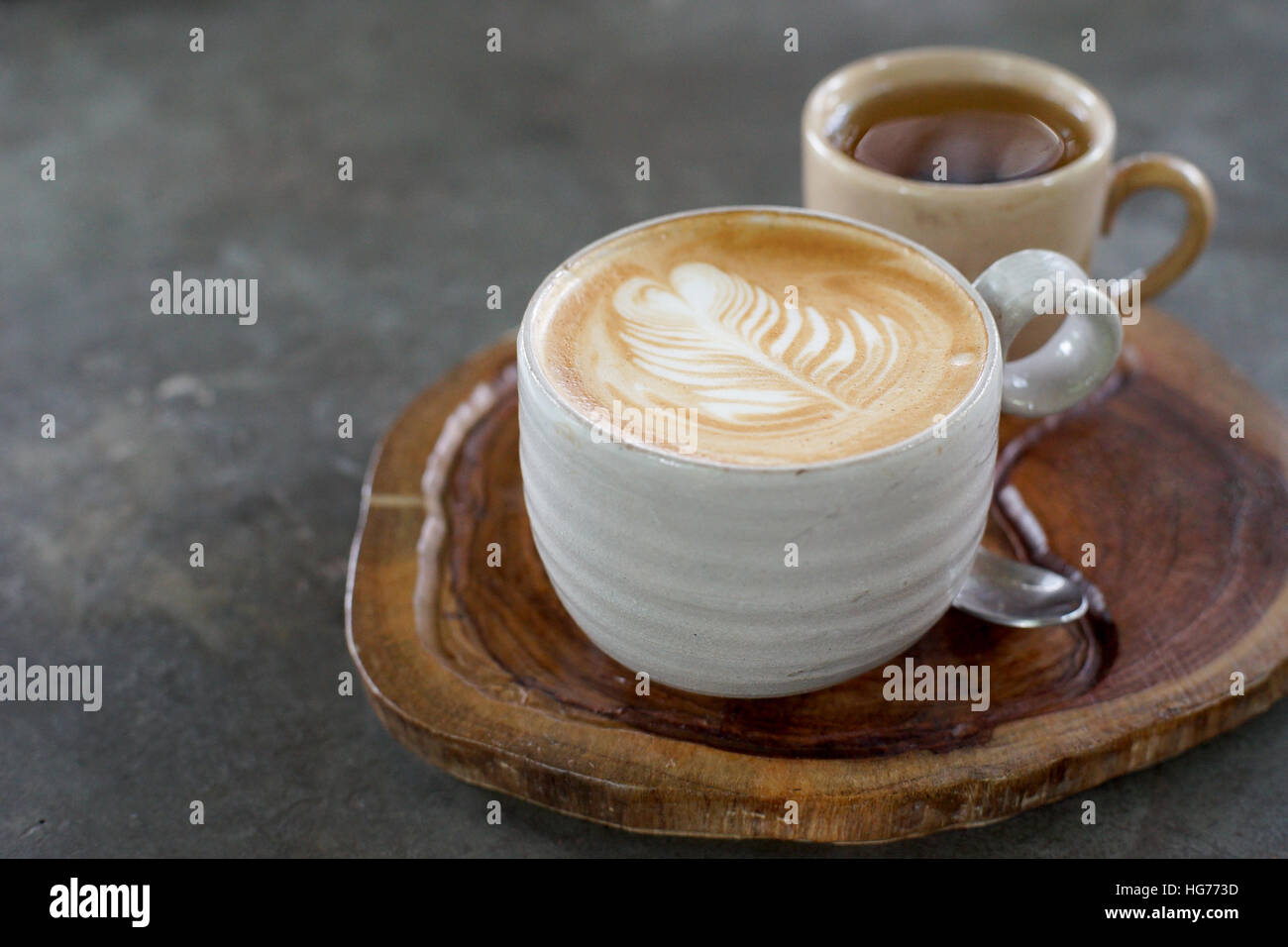 Tasse heißen Latte Art Kaffee auf Holzplatte Stockfoto