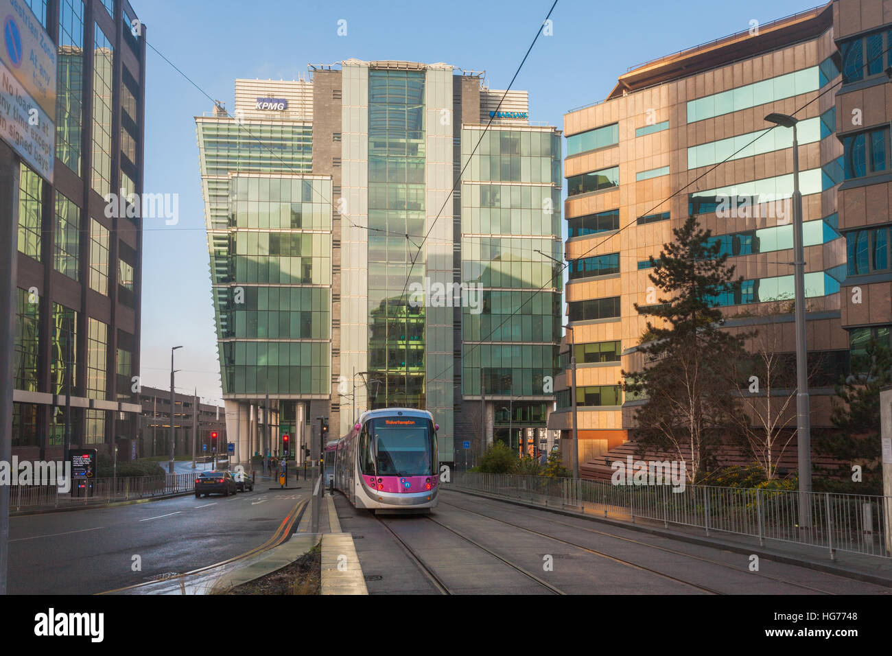 Mit der Straßenbahn durch die Stadt Birmingham, UK mit modernen Gebäude im Hintergrund. Stockfoto