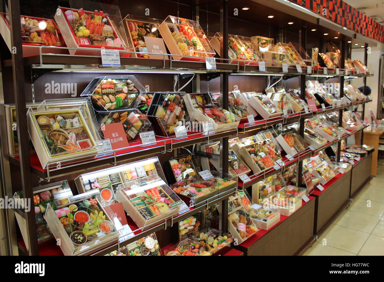 Eine Auswahl von Bento-Boxen am Bahnhof Shinjuku in Tokio, Japan Stockfoto