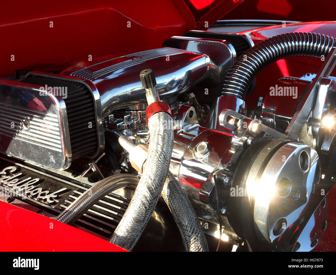 Retro / Vintage / alte / antike Auto. Detail der Motor mit Edelbrock Logo. Stockfoto