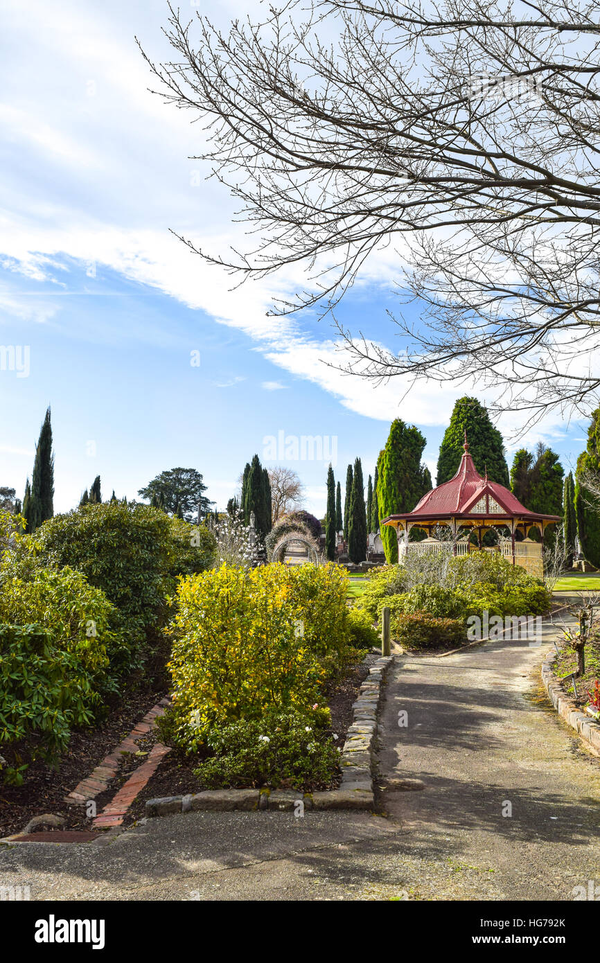 Einen ruhigen Gang durch einen Friedhof Garten an einem sonnigen Tag in Ballarat, Victoria, Australien. Stockfoto