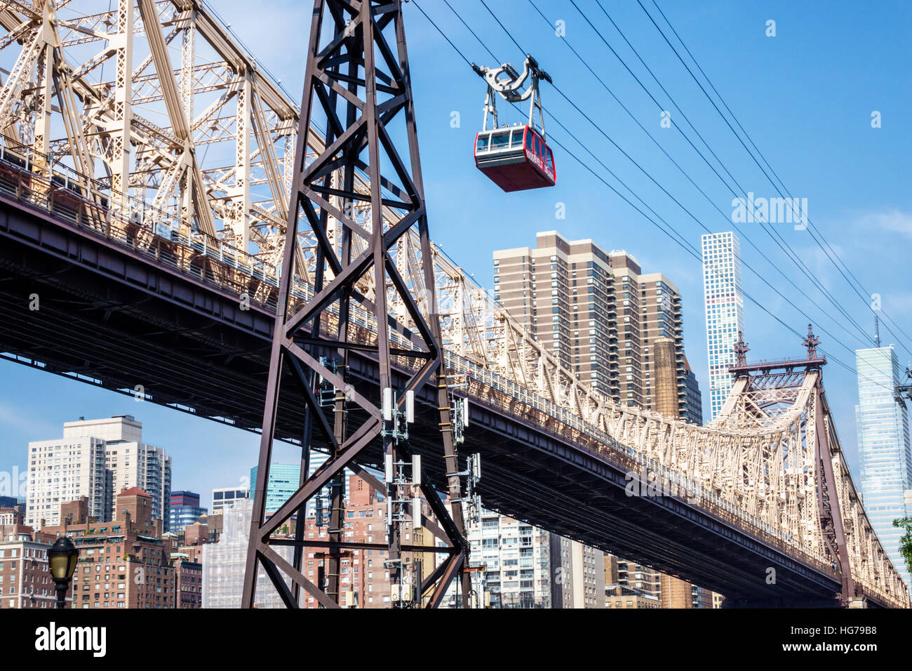 New York City, NY NYC East River, Roosevelt Island Tram, Skyline von Manhattan, Pendlerbahn, Ed Koch Queensboro Bridge, Stützturm, Skyline, NY1607 Stockfoto