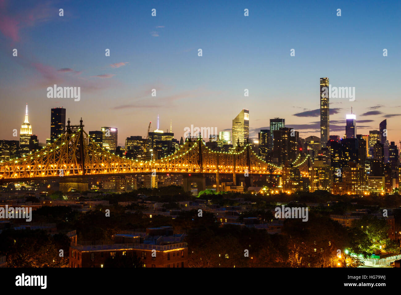 New York City, NY NYC, Queens, Long Island City, Aussicht, Skyline von Manhattan, Gebäude, Ed Koch Queensboro Bridge, Dämmerung, Nacht, Dächer, Jacob Riis Nachbarschaft Settl Stockfoto