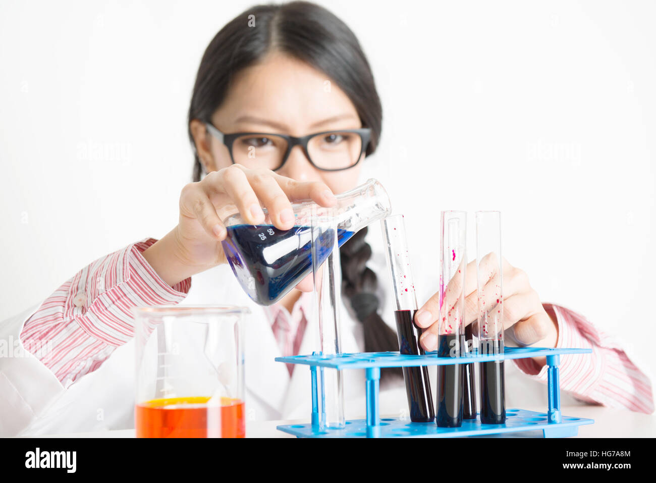 Junge Forscherin Durchführung wissenschaftlicher Forschung in einem Labor. Stockfoto