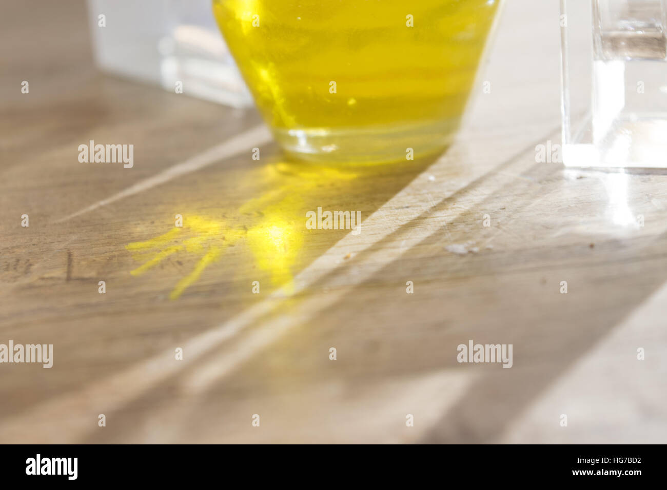 Lichtstrahlen aus farbigen Gläsern gefiltert Stockfoto