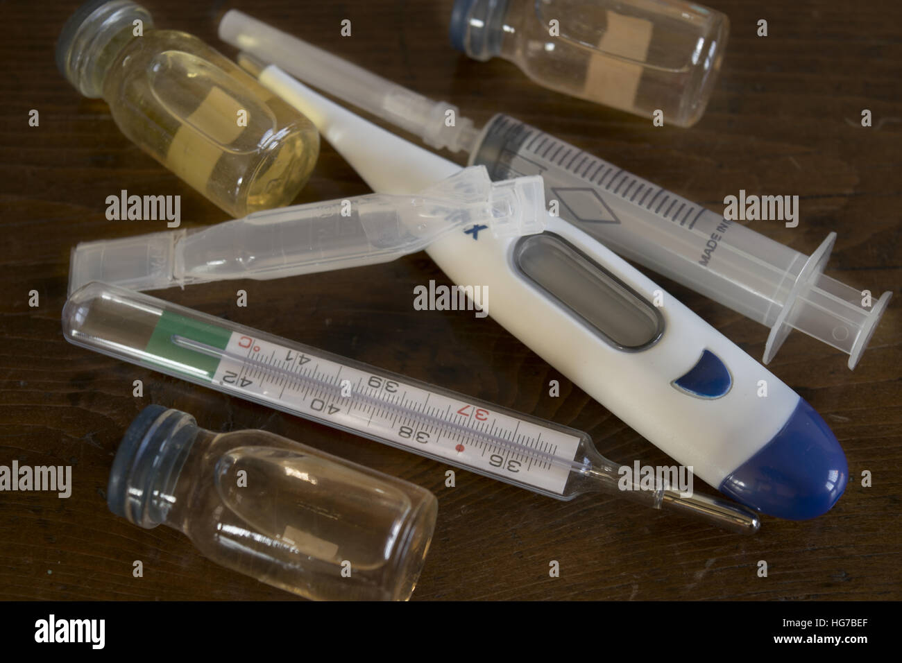 Behandlung von Grippe-Krankheiten mit Medikamenten und thermometer Stockfoto