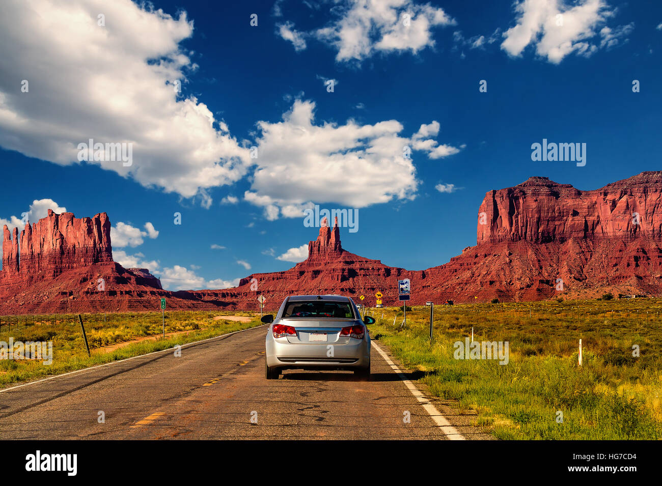 Autobahn in Monument Valley, Utah / Arizona, USA - Bild mit Straße und Autos fahren in Richtung der Hügel. Stockfoto