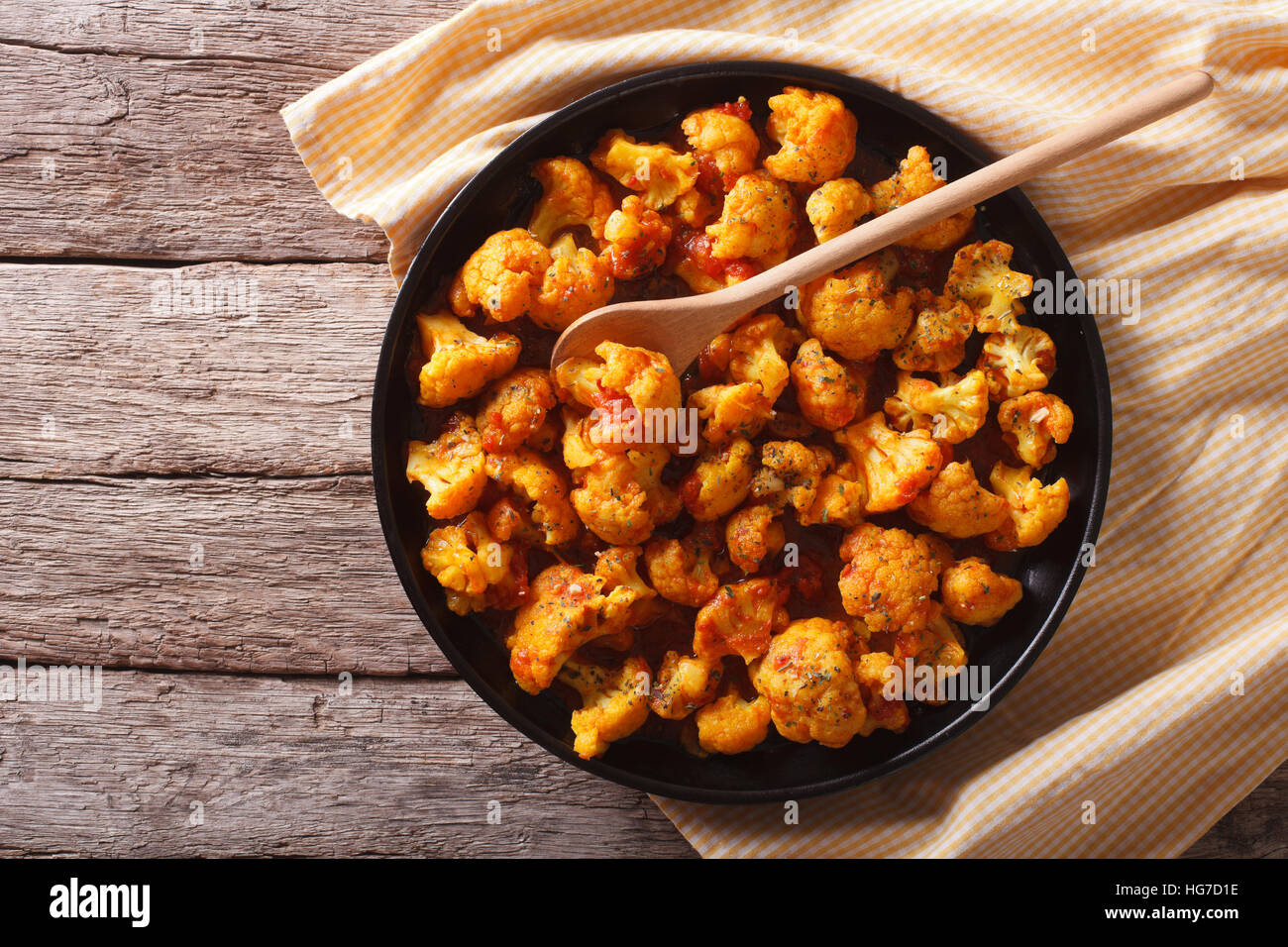 Asiatische Küche: Blumenkohl mit Tomaten in Curry-Sauce auf einem Teller. horizontale Ansicht von oben Stockfoto
