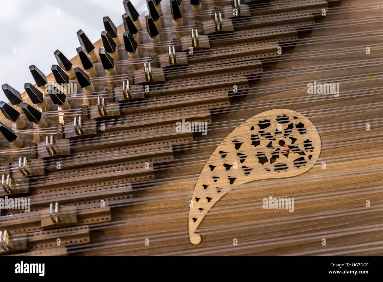 traditionelles Instrument aus Nahost und Asien als Qanun oder kanun  Stockfotografie - Alamy