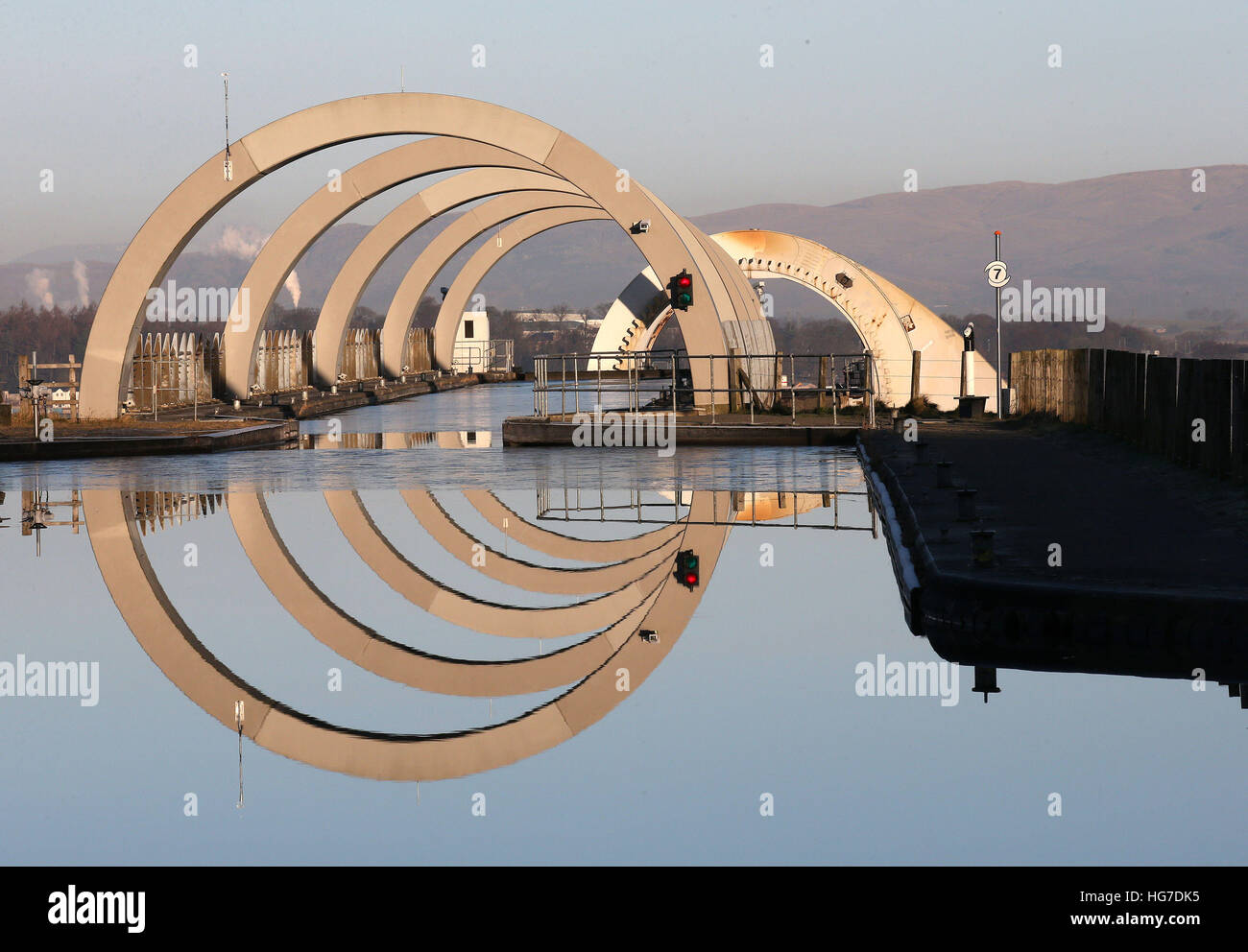 Am frühen Morgen Sonnenschein bei Falkirk Wheel am Forth und Clyde Kanal als Drop-Temperaturen unter dem Gefrierpunkt in Zentral-Schottland. Stockfoto