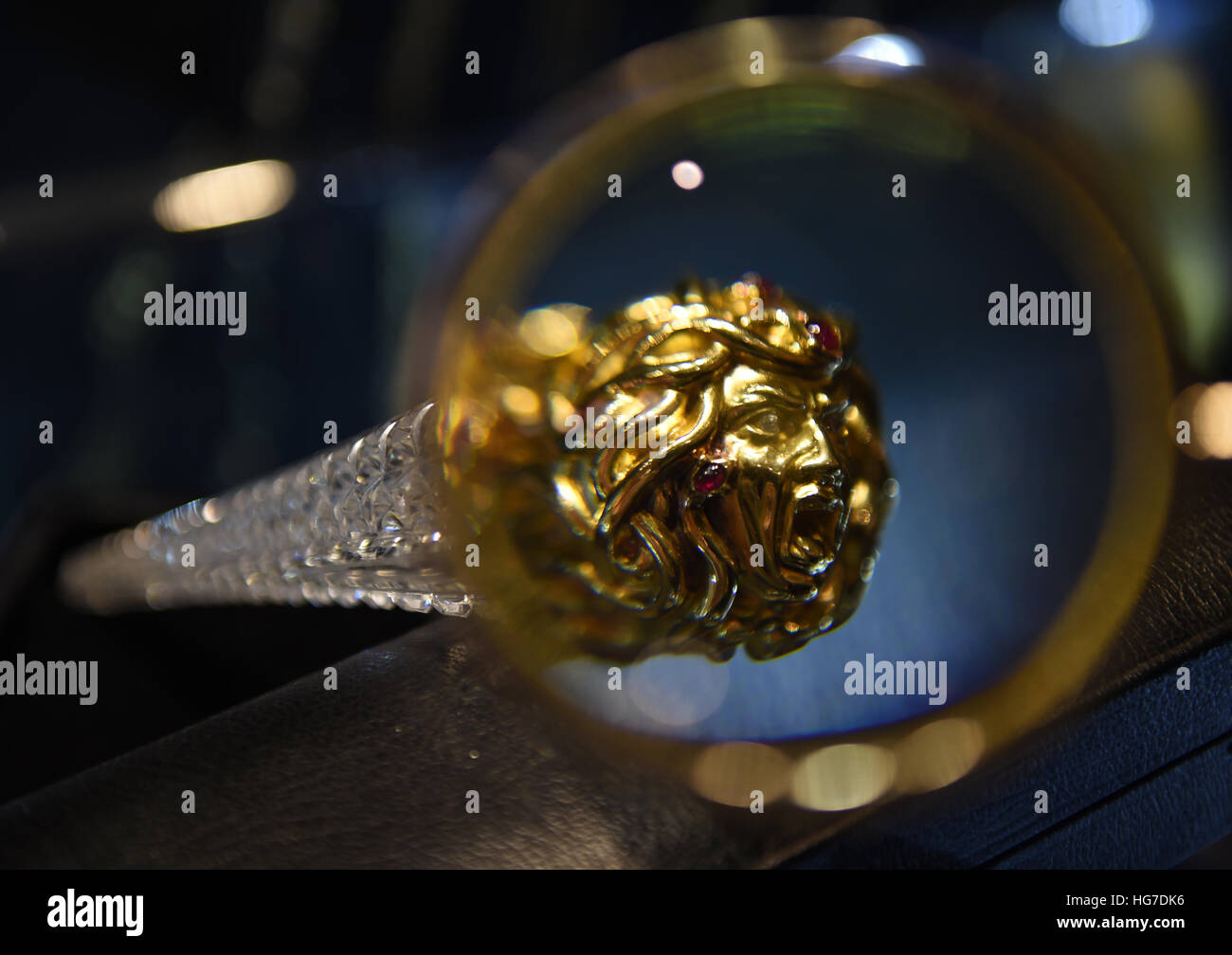 Eine geschliffenes Glas Duft Flasche mit einem 18 Karat gold Diamanten eyed Medusenhaupt, ca. 1875, im Wert von Â £14.500, die auf dem Display an Mayfair Antiquitäten und Fine Art Fair in London Marriott Hotel in London ist. Stockfoto