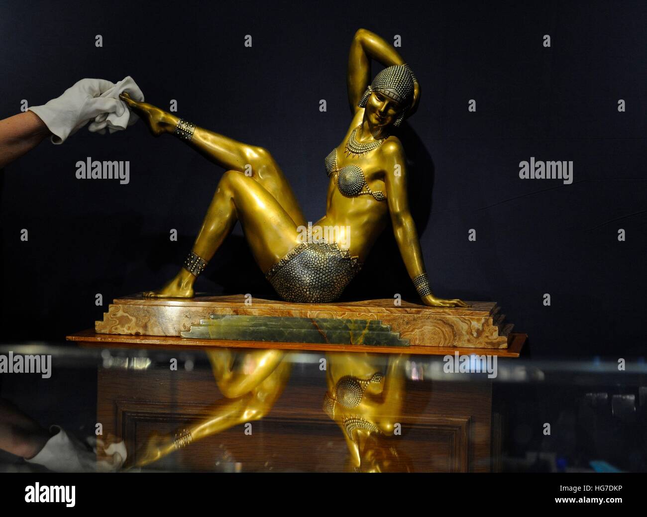 Auf der Mayfair Antiques and Fine Art Fair im London Marriott Hotel in London ist eine kaltbemalte Bronzefigur mit dem Titel Danseuse de Plage zu sehen, die bei &ACIRC;£36,500 geschätzt wird. Stockfoto