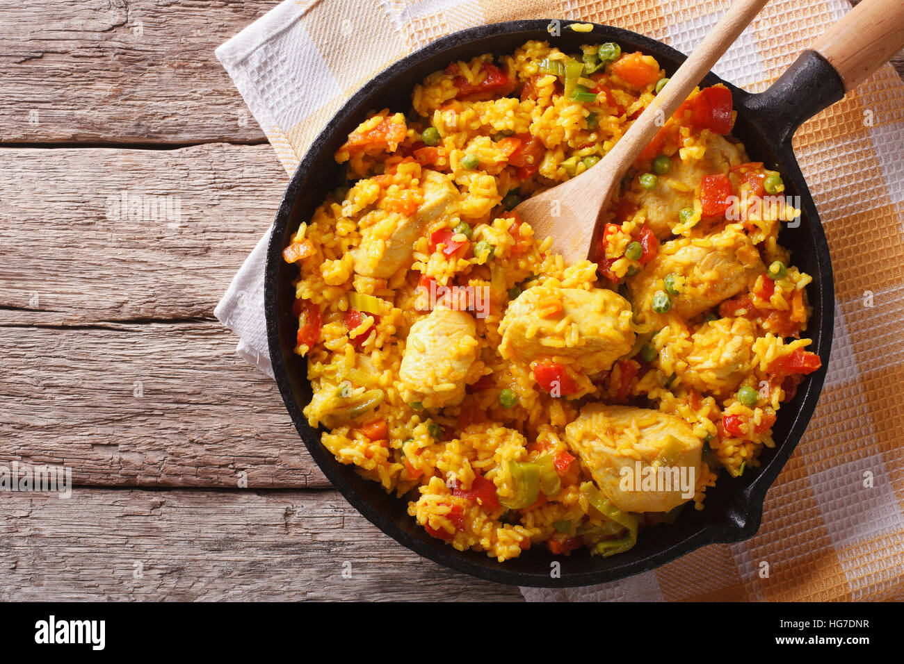 Spanische Küche: Arroz Con Pollo in einer Pfanne auf dem Tisch. horizontale Ansicht von oben Stockfoto