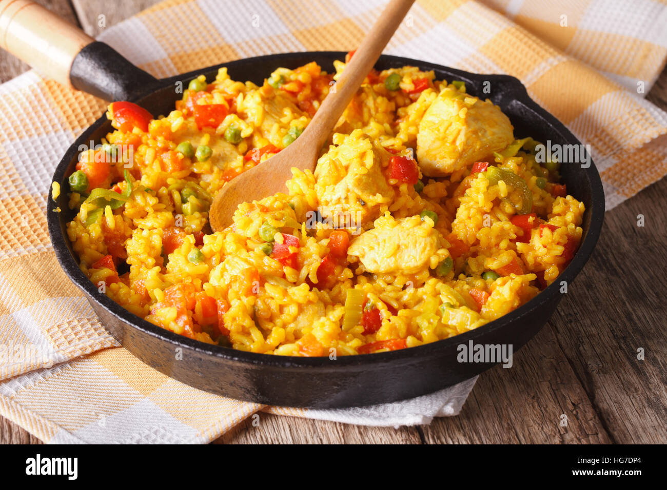 Arroz Con Pollo - Reis mit Huhn und Gemüse hautnah in einer Pfanne erhitzen. horizontale Stockfoto