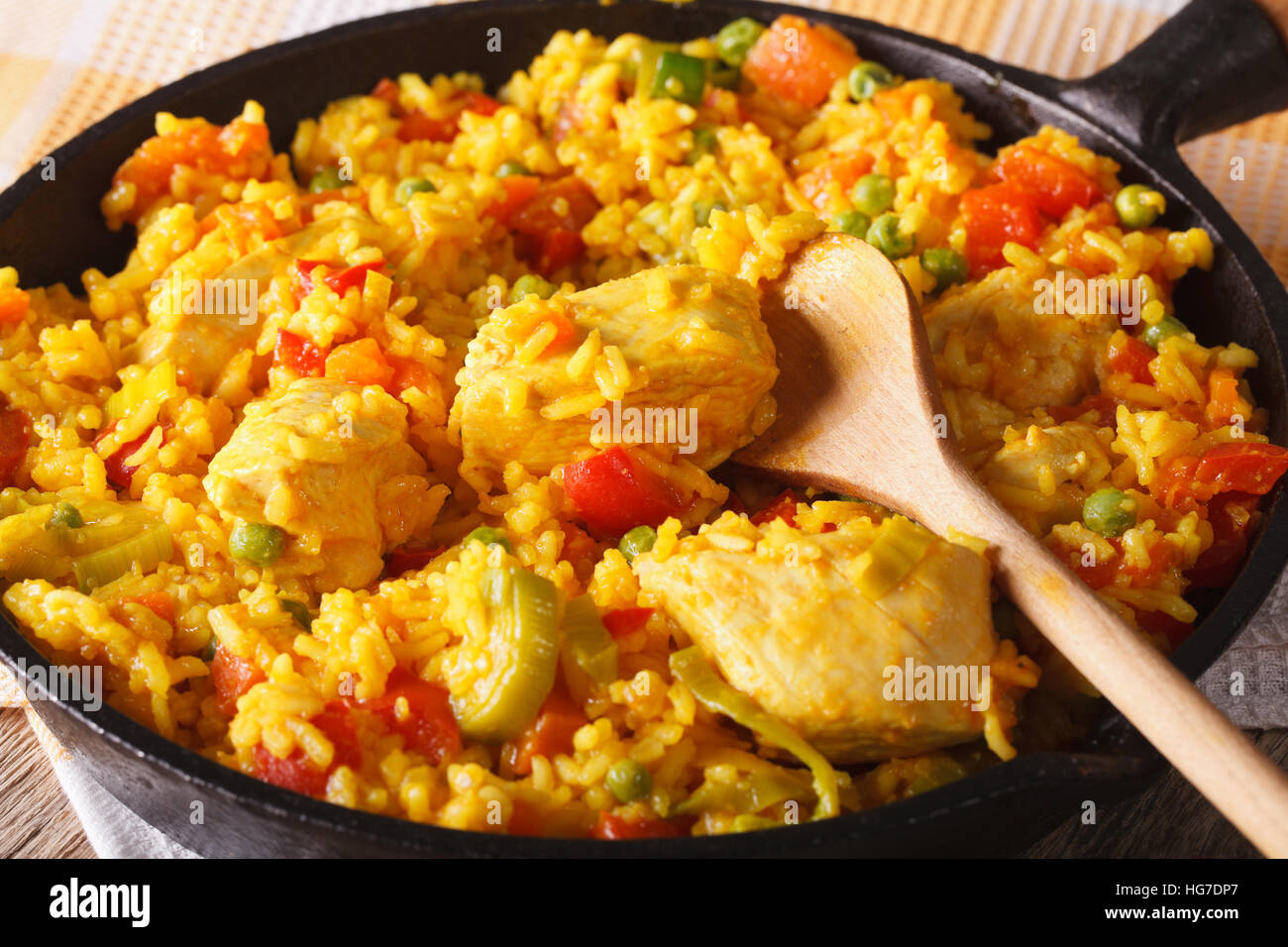 Arroz Con Pollo - Reis mit Huhn und Gemüse in einer Pfanne Makro. Horizontale Stockfoto