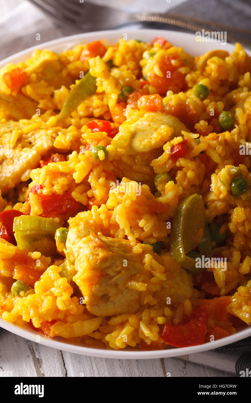 Arroz Con Pollo - Reis mit Huhn und Gemüse in eine Schüssel-Makro. Vertikal Stockfoto