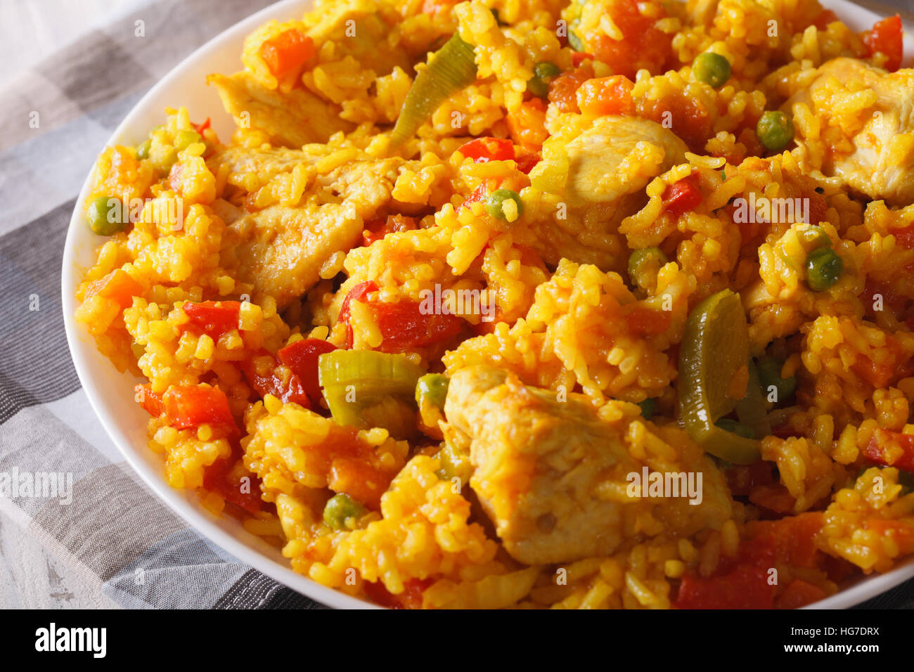 Arroz Con Pollo - Reis mit Huhn und Gemüse hautnah in einer Petrischale. horizontale Stockfoto