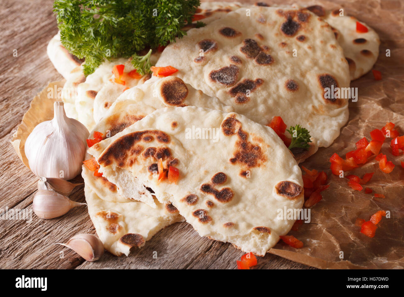 Naan-Fladenbrot mit Knoblauch Nahaufnahme auf dem Tisch. horizontale Stockfoto